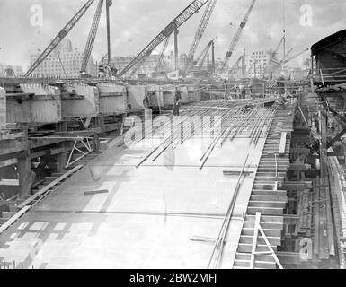 Die neue Waterloo Bridge im Bau. Überdeckung einer Spannweite mit poliertem dreilagigen Holz. Die Oberfläche entspricht einer erstklassigen Tanzfläche. 17 Juli 1939. Stockfoto