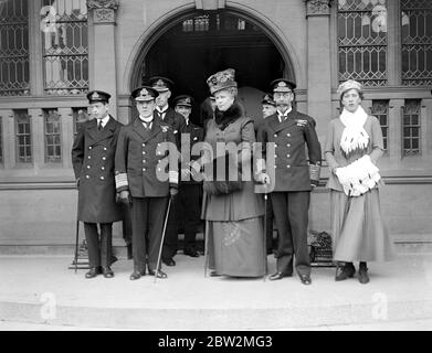 Königlicher Besuch der verwundeten Zeebrugge-Helden im Chatham Naval Hospital. Von links nach rechts Prinz George, Admiral Sir Doveton Sturdee, die Königin, König und Prinzessin Mary. 30. April 1918 Stockfoto