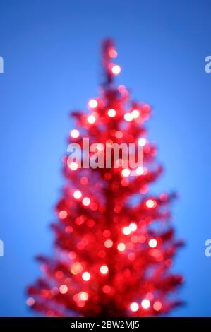 Außer Fokus rote und rosa Weihnachtsbaumlichter Stockfoto