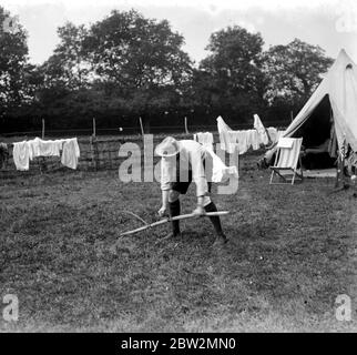 Erntemaschinen campen in Weasenham, Norfolk, wo Schulmeister und Geistliche bei der Ernte helfen. Organisiert von Pfarrer Gough McCormick Vikar vom St. Michael's Chester Square. Stockfoto