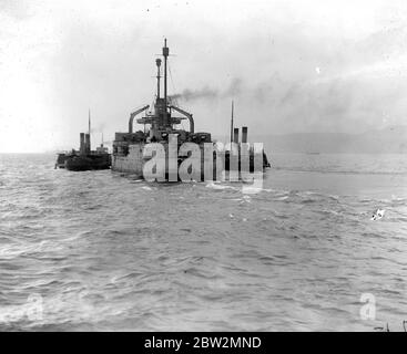 Kapitulation deutscher Kriegsschiffe im Firth of Forth. Britische Schlepper, die die posen eines der übergebenen Kriegsschiffe abschleppen. Mai 1920 Stockfoto