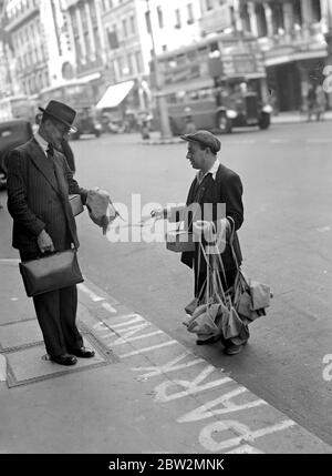 Kriegskrise, 1939. Air RAID Vorsichtsmaßnahmen Gasmasken Koffer in den Straßen verkauft. September 1939 Stockfoto