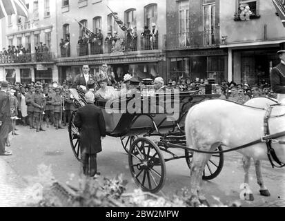 St. George's Day in Windsor. Die Königin und der Bürgermeister von Windsor, dem Ihre Majestät einen Scheck überreichte. 21. April 1917 Stockfoto