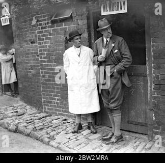 Basset Hounds Show im White Lion Hotel, Banbury. Col Burns Hartopp (rechts). Bis 14. August 1925 Stockfoto