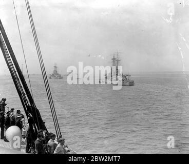 Die Flotte in Southend. Beim Betrachten der Flotte von Royal Sovereign, auf der Rückseite kann ein Sopwith Pup auf einem Katapult gesehen werden. Stockfoto