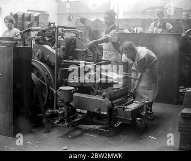 Bei den Herren James Burns' Buch Binding Werke in Esher. Die Sheridan Case Making Machine . 15 Mai 1923 Stockfoto