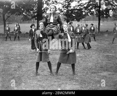 Girl Guide Rallye am Sidcup Place, Kent. Balance. 1934 Stockfoto