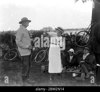 Erntemaschinen campen in Weasenham, Norfolk, wo Schulmeister und Geistliche bei der Ernte helfen. Organisiert von Pfarrer Gough McCormick Vikar vom St. Michael's Chester Square. Stockfoto