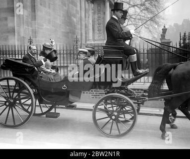 Ausstellung von alliierten Kriegsfotos im Victoria and Albert Museum. Der König und die Königin, Prinzessin Mary und Prinz George Ankunft. 25. August 1917 Georg VI. (Albert Frederick Arthur George) Britischer Herrscher; König von Großbritannien 1936-1952; letzter Kaiser von Indien 1936-1947; Bruder von Edward VIII; Sohn von Georg V  1895-1952 Elizabeth Angela Marguerite Bowes-Lyon (die Königin Mutter, die Königin Mutter) Britische Königin; Frau von Georg VI 1923; Mutter von Elisabeth II; Namensgeber der Schiffe Königin Elisabeth und Königin Elisabeth 2  1900-2002 Stockfoto