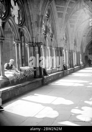 Kriegskrise, 1939. Air RAID Vorsichtsmaßnahmen Sandbagging in den Kreuzgängen der Westminster Abbey. Bis 30. August 1939 Stockfoto