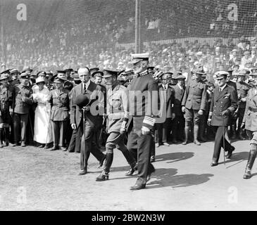 Baseball-Spiel am Unabhängigkeitstag an der Stamford Bridge. Der König kommt mit Admiral Sims. Juli 1918 Stockfoto