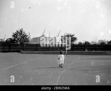 Kleinkind allein auf einem Spielplatz. 1933 Stockfoto