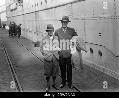 Sir Malcolm Campbell kehrt nach einer Goldjagd-Expedition in Afrika nach Hause zurück. Sir Malcolm Campbell, der berühmte Rennfahrer, kehrte nach erfolglosen Suchen nach Gold verborgenen Schatz in Afrika im Liner Windsor Castle nach Hause zurück. Foto zeigt, Sir Malcolm Campbell mit seinem Sohn Donald, in Southampton bei der Ankunft. 23. April 1934 Stockfoto