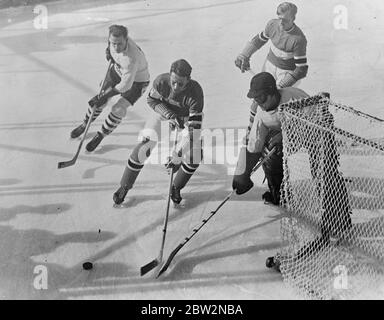 Die Olympischen Winterspiele wurden offiziell am Lake Placid eröffnet. Gouverneur Franklin D Roosevelt von New York führte die Eröffnungszeremonie der Olympischen Winterspiele 1932 am Lake Placid, New York in Anwesenheit von 350 Athleten aus 17 Nationen. Ein Zwischenfall während des Eishockeyspiels zwischen Kanada und Amerika von Kanada durch zwei Tore zu einem gewonnen. 14 Februar 1932 Stockfoto