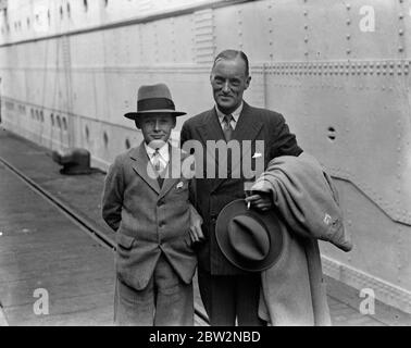 Sir Malcolm Campbell kehrt nach einer Goldjagd-Expedition in Afrika nach Hause zurück. Sir Malcolm Campbell, der berühmte Rennfahrer, kehrte nach erfolglosen Suchen nach Gold verborgenen Schatz in Afrika im Liner Windsor Castle nach Hause zurück. Foto zeigt, Sir Malcolm Campbell mit seinem Sohn Donald, in Southampton bei der Ankunft. 23. April 1934 Stockfoto