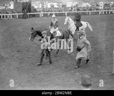 H Wragg auf Light Sussex gewinnt City und Suburban Rennen in Epsom. H Wragg Reiten Licht Sussex von Major C Behrens gehört, gewann die Stadt und Suburban Rennen bei der Epsom Spring Meeting. Führend in der Sieger nach dem Rennen. 25. April 1934 Stockfoto