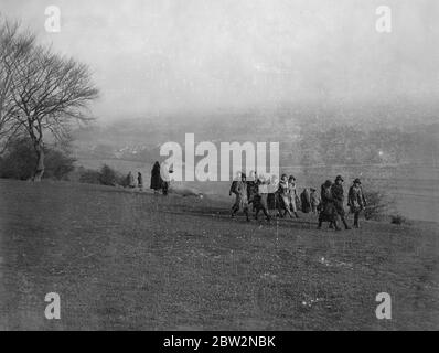 Sonntags Foto . Wanderer tapfer beißenden Ostwind auf Box Hill . Trotz eines beißenden Ostwind verursacht das ganze Land zu zittern Gruppen von Wanderern tramped bis Box Hill , die berühmte Surrey Beauty-Spot . Jeder war gut gegen den kalten Ostwind eingewickelt. Besucher klettern Box Hügel gegen die Kälte eingewickelt . 28. Februar 1932 30er, 30er, 30er, 30er, 30er, 30er Jahre Stockfoto