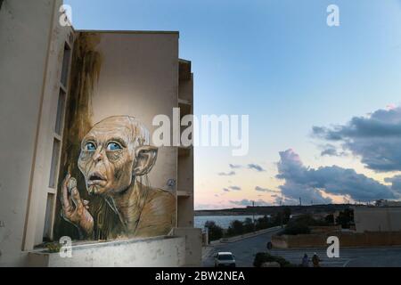 Marsaskala / Malta - 28. Okt 2015: Graffiti von Gollum aus dem Lord of Ring Film an der Wand des verlassenen Jerma Palace Hotels Stockfoto