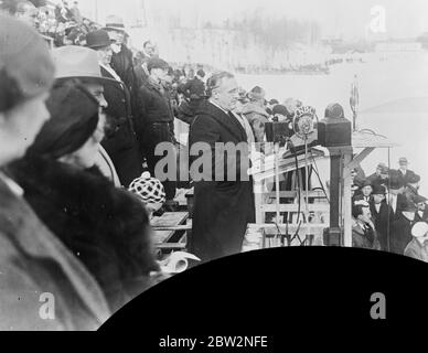 Die Olympischen Winterspiele wurden offiziell am Lake Placid eröffnet. Gouverneur Franklin D Roosevelt von New York führte die Eröffnungszeremonie der Olympischen Winterspiele 1932 am Lake Placid, New York in Anwesenheit von 350 Athleten aus 17 Nationen. Gouverneur Franklin D Roosevelt wendet sich an die Athleten aus verschiedenen Nationen vor der Tribüne bei der Eröffnungsfeier . 14 Februar 1932 Stockfoto