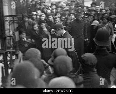 Prince of Wales eröffnet die Ausstellung "Age of Walbut" in London. Der Prinz von Wales eröffnete die Ausstellung "Age of Walnut" im Haus von Sir Philip Sassoon in Park Lane, London. Der Prinz von Wales Ankunft in 25 Park Lane, Lonodn, um die Ausstellung zu öffnen. 23. Februar 1932 30er, 30er, 30er, 30er, 30er, 30er Jahre Stockfoto