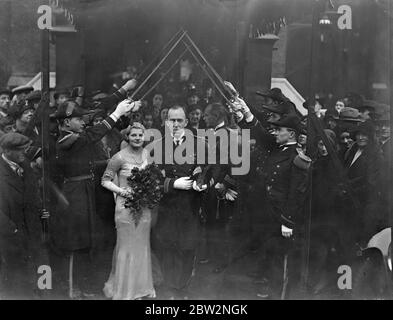 London, Anglo-amerikanische Hochzeit. American Naval Commander vermählt Baumwollerbin. Die Hochzeit von Lieut Commander Toson D Summers , Medical Corps , United States Navy , Sohn von Thomas B Summers von Huntington , West Virginia , Miss Cynthia Peacock , Tochter von Herrn und Frau Jack Peacock , von Burleagh , Derby fand in St Pauls Church, Knightsbridge, London. Captain Arthur L Bristol, die Vereinigten Staaten Naval Attache in London war bester Mann, und für die leitet die Vereinigten Staaten Marineoffiziere, die Rhodes Wissenschaftler an der Universität Oxford besucht. Der Vater der Braut ist ein Partner in der Baumwolle f Stockfoto