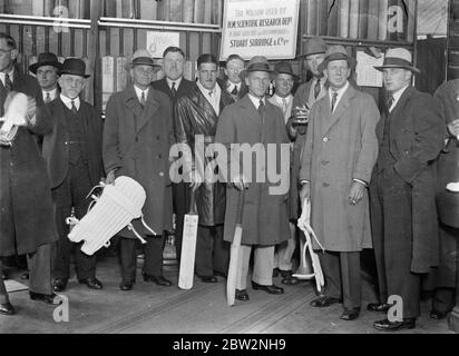 Das australische Ashes Touring Team kauft seine Ausrüstung bei Londoner Sportausrüster. Die Touristen wurden von Bill Woodfull, angeführt. Foto zeigt das Team im Laden fotografiert. 26 April 1934 . Stockfoto
