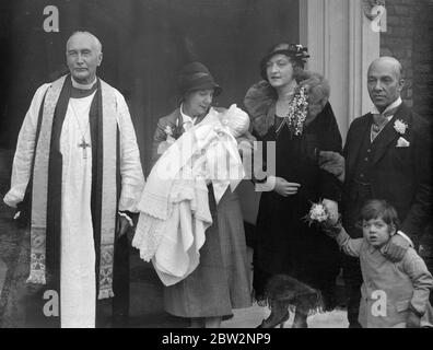 Bischof von London amtiert bei der Taufe von Hals Spezialist 's Baby. Der Bischof von London Dr. Winnington Ingram, amtierte bei der Taufe des Kindes Tochter von Herrn Cyril Horsford, der Hals-Spezialist, die fand in Fulham Palace, London, der Residenz des Bischofs. Sir Herbert Barker gehörte zu den Paten. Die Eltern mit dem Baby und der Bischof von London nach der Zeremonie im Fulham Palace. Das Baby wurde Pamela Ann getauft. 15 Februar 1932 Stockfoto