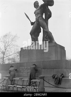 Achilles Statue wird zum ersten Mal seit Jahren gelöscht. Zum ersten Mal seit zehn Jahren wird die zum Gedenken an den Herzog von Wellington im Hyde Park in London errichtete Achillessstatue gereinigt und der Schriftzug wird geölt. Arbeiter regilding den Schriftzug der Statue . 24. Februar 1932 30er, 30er, 30er, 30er, 30er, 30er Jahre Stockfoto