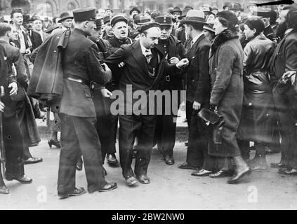 Französisch Lehrer Führer verhaftet in Lohnkürzungen Demonstration . M Barne, Sekretär der Französisch Schule Lehrer Verband wurde während einer Demonstration von Lehrern vor dem Rathaus von Paris statt verhaftet, um gegen die Lohnkürzungen von der Regierung auferlegt zu protestieren. Die Verhaftung von M Barne . 17. April 1934 Stockfoto