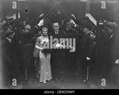 London, Anglo-amerikanische Hochzeit. American Naval Commander vermählt Baumwollerbin. Die Hochzeit von Lieut Commander Toson D Summers , Medical Corps , United States Navy , Sohn von Thomas B Summers von Huntington , West Virginia , Miss Cynthia Peacock , Tochter von Herrn und Frau Jack Peacock , von Burleagh , Derby fand in St Pauls Church, Knightsbridge, London. Captain Arthur L Bristol, die Vereinigten Staaten Naval Attache in London war bester Mann, und für die leitet die Vereinigten Staaten Marineoffiziere, die Rhodes Wissenschaftler an der Universität Oxford besucht. Der Vater der Braut ist ein Partner in der Baumwolle f Stockfoto