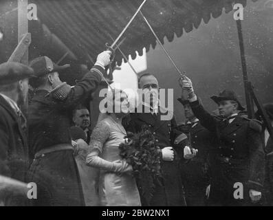 London, Anglo-amerikanische Hochzeit. American Naval Commander vermählt Baumwollerbin. Die Hochzeit von Lieut Commander Toson D Summers , Medical Corps , United States Navy , Sohn von Thomas B Summers von Huntington , West Virginia , Miss Cynthia Peacock , Tochter von Herrn und Frau Jack Peacock , von Burleagh , Derby fand in St Pauls Church, Knightsbridge, London. Captain Arthur L Bristol, die Vereinigten Staaten Naval Attache in London war bester Mann, und für die leitet die Vereinigten Staaten Marineoffiziere, die Rhodes Wissenschaftler an der Universität Oxford besucht. Der Vater der Braut ist ein Partner in der Baumwolle f Stockfoto