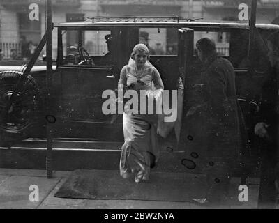 London, Anglo-amerikanische Hochzeit. American Naval Commander vermählt Baumwollerbin. Die Hochzeit von Lieut Commander Toson D Summers , Medical Corps , United States Navy , Sohn von Thomas B Summers von Huntington , West Virginia , Miss Cynthia Peacock , Tochter von Herrn und Frau Jack Peacock , von Burleagh , Derby fand in St Pauls Church, Knightsbridge, London. Captain Arthur L Bristol, die Vereinigten Staaten Naval Attache in London war bester Mann, und für die leitet die Vereinigten Staaten Marineoffiziere, die Rhodes Wissenschaftler an der Universität Oxford besucht. Der Vater der Braut ist ein Partner in der Baumwolle f Stockfoto