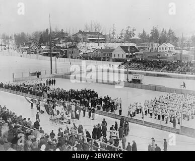Die Olympischen Winterspiele wurden von Gouverneur Roosevelt von New York am Lake Placid eröffnet. Gouverneur Roosevelt von New York führte die Eröffnungszeremonie der Olympischen Winterspiele am Lake Placid, New York, im Herzen der Adirondacke. Wettbewerber aus fast allen Ländern der Welt waren anwesend. Die Vereinigten Staaten Olympic Team unter dem Eid bei der Eröffnung der Spiele in Lake Placid . 14. Februar 1932 30er, 30er, 30er, 30er, 30er, 30er Jahre Stockfoto