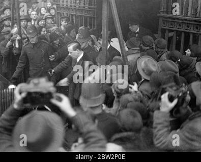 Prince of Wales eröffnet die Ausstellung "Age of Walbut" in London. Der Prinz von Wales eröffnete die Ausstellung "Age of Walnut" im Haus von Sir Philip Sassoon in Park Lane, London. Der Prinz von Wales Ankunft in 25 Park Lane, Lonodn, um die Ausstellung zu öffnen. 23. Februar 1932 30er, 30er, 30er, 30er, 30er, 30er Jahre Stockfoto