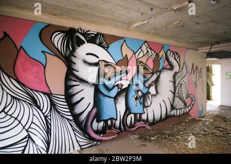 Marsaskala / Malta - 28. Okt 2015: Graffiti mit Ratten und Katzen an der Wand des verlassenen Jerma Palace Hotels Stockfoto