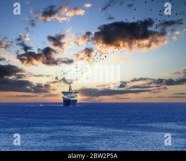 Kleines Schiff am Horizont bei Sonnenuntergang Stockfoto