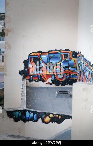 Marsaskala / Malta - 28. Okt 2015: Graffiti an der Wand des verlassenen Jerma Palace Hotels Stockfoto