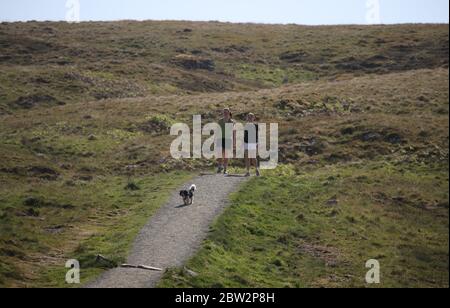 Wanderer auf Dumyat in der Nähe von Stirling, wie Menschen können Familie und Freunde im Freien treffen und Sport wie Golf und Tennis spielen wieder, wie das Land in Phase eins der schottischen Regierung Plan für schrittweise Aufhebung der Sperre bewegt. Stockfoto