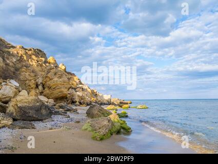 Entspannende Meereslandschaft mit weiten Horizont des bewölkten Himmels, Felsen und das Meer. Stockfoto