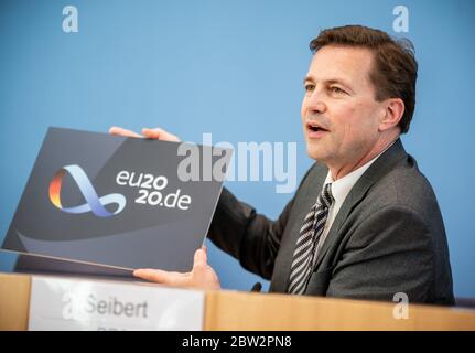 Berlin, Deutschland. Mai 2020. Steffen Seibert, Sprecher der Bundesregierung, zeigt das Logo der deutschen EU-Ratspräsidentschaft. Ab 01.07. Deutschland übernimmt die EU-Ratspräsidentschaft unter dem Motto "gemeinsam. Europa wieder stark machen.“ Das Logo zeigt einen Möbius-Streifen - ein Symbol der Einheit und Solidarität. Quelle: Michael Kappeler/dpa/Alamy Live News Stockfoto