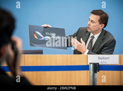 Berlin, Deutschland. Mai 2020. Steffen Seibert, Sprecher der Bundesregierung, zeigt das Logo der deutschen EU-Ratspräsidentschaft. Ab 01.07. Deutschland übernimmt die EU-Ratspräsidentschaft unter dem Motto "gemeinsam. Europa wieder stark machen.“ Das Logo zeigt einen Möbius-Streifen - ein Symbol der Einheit und Solidarität. Quelle: Michael Kappeler/dpa/Alamy Live News Stockfoto