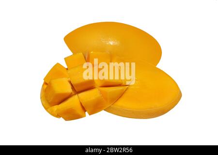 Zwei reife gelbe Mango auf weißem Hintergrund isoliert aus nächster Nähe, eine ganze saftige leckere Mango und die Hälfte der geschnittenen, in Scheiben geschnittenen, orangen Mangowürfel Stockfoto