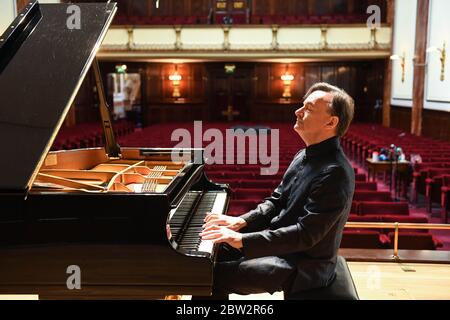 REDAKTIONELLE VERWENDUNG NUR der Pianist Stephen Hough probt vor der Eröffnung der ersten Serie von Live-Übertragungen seit der Sperrung von BBC Radio 3 in der Wigmore Hall am Montag. Stockfoto