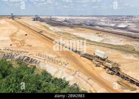 Braunkohle im Tagebau Landschaft mit Graben Bagger in Deutschland Stockfoto