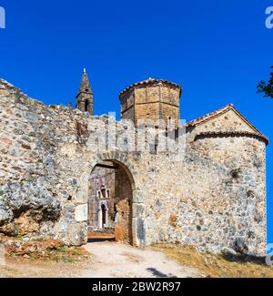 Der Turm von Mourtzinos und die Kirche von Agios Spyridon, 18. Jahrhundert, im alten Kardamyli, Peloponnes, Griechenland Stockfoto