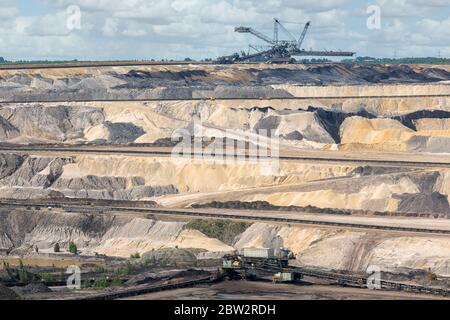 Braunkohle Tagebaulandschaft mit Grabungsmaschine in Deutschland Stockfoto