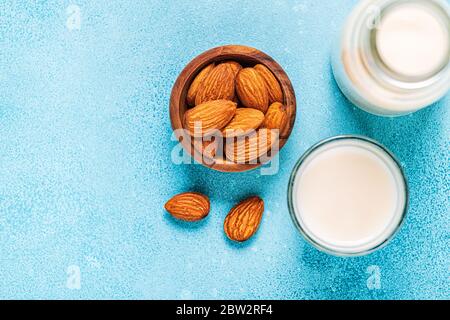 Mandelmilch und Mandeln, Draufsicht. Stockfoto