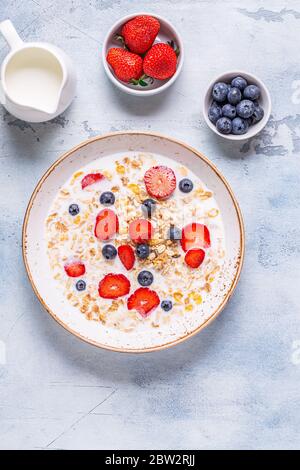 Gesundes Frühstück, Schüssel mit Hafermandel, Milch und Beeren, Draufsicht. Stockfoto