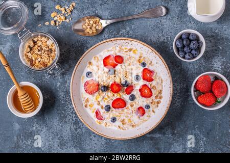 Gesundes Frühstück, Schüssel mit Hafermandel, Milch und Beeren, Draufsicht. Stockfoto