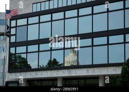 Washington, USA. Mai 2020. Ein allgemeiner Blick auf das Gewerkschaftshauptquartier der Internationalen Bruderschaft der Teamster (IBT) mit dem Kapitolgebäude der USA, das sich in einem Fenster in Washington, DC, am 28. Mai 2020 inmitten der Coronavirus-Pandemie widerspiegelt. Diese Woche waren 100,000 bestätigte COVID-19-Todesfälle in den Vereinigten Staaten zu verzeichnen, da die Ausbrüche in mehr als einem Dutzend Staaten und vielen Ländern im globalen Süden laut Berichten beschleunigt wurden. (Graeme Sloan/Sipa USA) Credit: SIPA USA/Alamy Live News Stockfoto